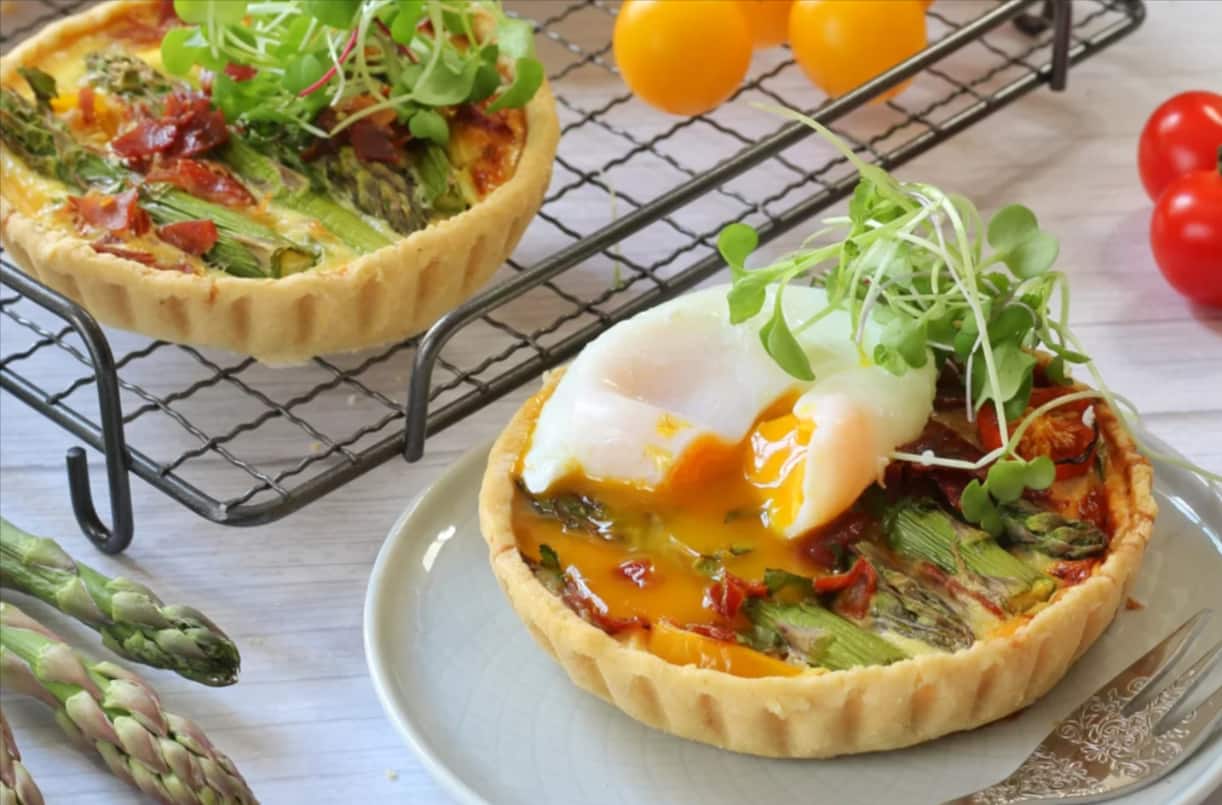 individual-asparagus-prosciutto-tomato-tarts-with-poached-eggs.png