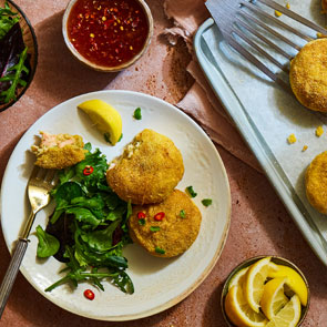 Thailandske fiskefrikadeller med kartoffelmosrester