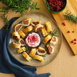 Rosmarinpølseruller med tranebær-feta-dip