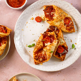Snacks med ost, bacon og tomat