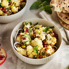 Gerösteter Blumenkohlsalat mit Tahini-Dressing und Pitabrot