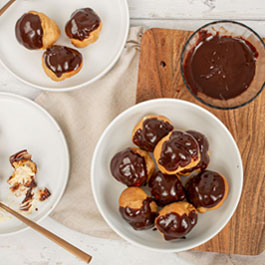 Profiteroles med chokoladesauce