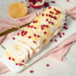 Marengsroulade med lemon curd og granatæble