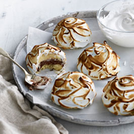 Individuelle Baked Alaska med vanilje og chokolade