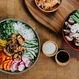 Κορεάτικο vegetarian bibimbap με μανιτάρια