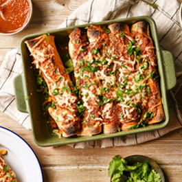 Enchiladas με καψαλισμένες ντομάτες και πιπεριές Chipotle