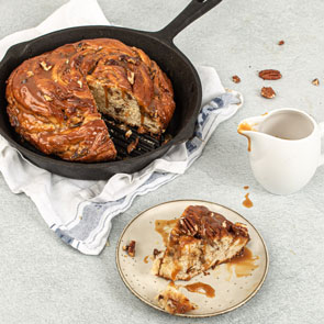 Pain roule au caramel et aux noix de pécan