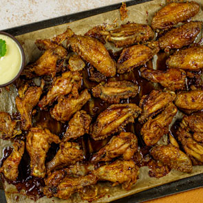 Ailes de poulet piquantes au miel avec aïoli
