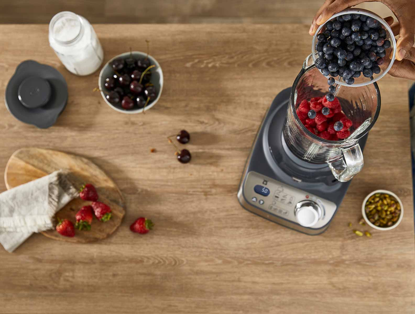 FDM71_MULTIPRO_EXPRESS_WEIGH+_WEIGHING_BLUEBERRIES_-TR-GLASS-BLENDER_1584x1200.jpg