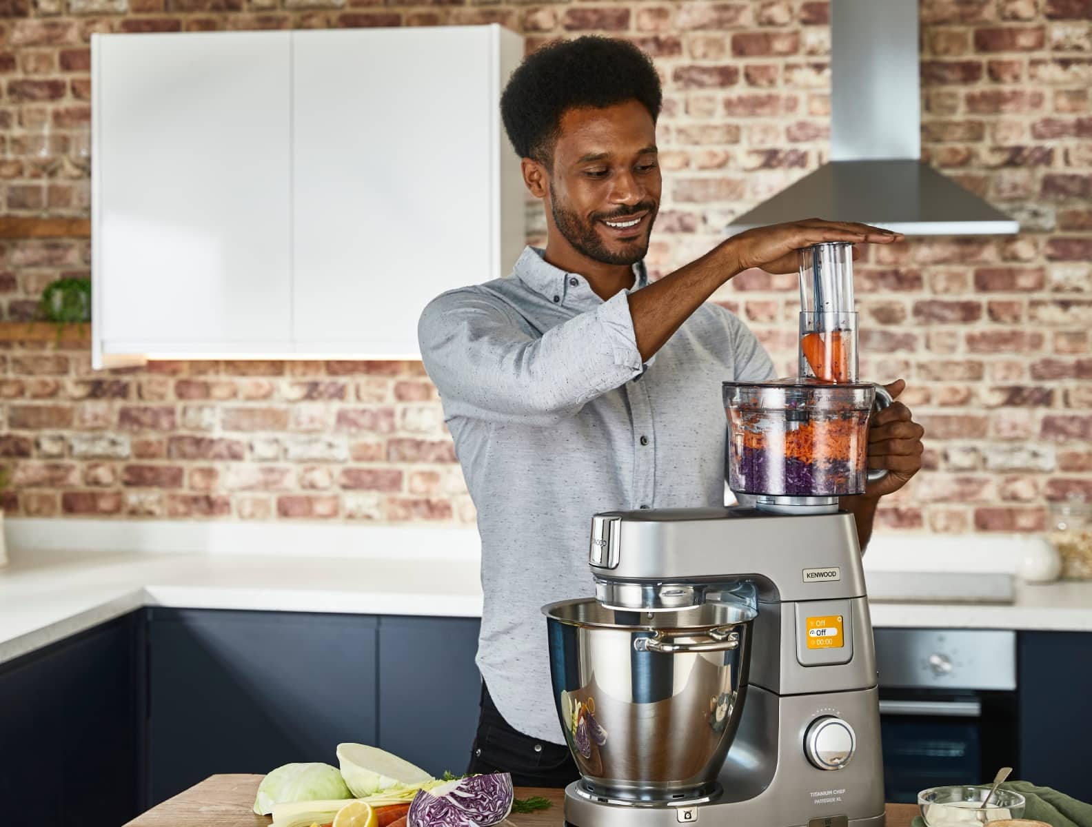 /medias/FOOD-PROCESSOR-TITANIUM-CHEF-KENWOOD-1584x1200.jpg?context=bWFzdGVyfHJvb3R8NTI2MDE3fGltYWdlL2pwZWd8YURnM0wyZzVNQzgwTnpjMU5EQTROamMzTmpnMk1pOUdUMDlFWDFCU1QwTkZVMU5QVWw5VVNWUkJUa2xWVFY5RFNFVkdYMHRGVGxkUFQwUmZNVFU0TkhneE1qQXdMbXB3Wnd8ZGI0MTk5MTA4ZmIzOTdjMzYzOGVlYWRkN2ZjN2E3M2U0Njk5MzhiNmI1OTlkNWE0ZjhjNDQ0MjhkZTRlNGMwZg