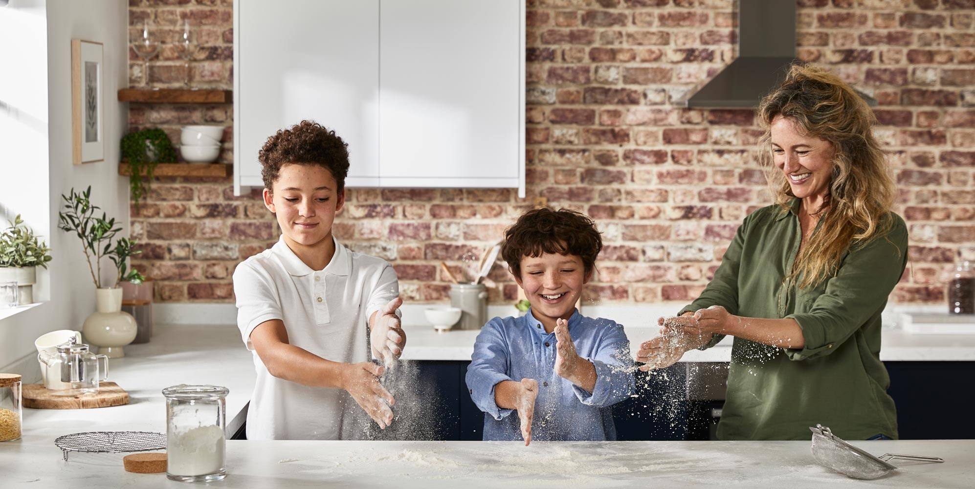 /medias/KIDS-BAKING-KENWOOD16239-114-204537.jpg?context=bWFzdGVyfHJvb3R8Mjg3MzE0fGltYWdlL2pwZWd8YURVNEwyZzBOUzh4TlRVeU1qZ3dPRGd5TXpnek9DOUxTVVJUWDBKQlMwbE9SMTlMUlU1WFQwOUVNVFl5TXpsZk1URTBYekl3TkRVek55NXFjR2N8MDRhYmE5YjM3MGU1ZDkxMjRkNzFkOTRkMzFhZmVkZTE3MDNkOThlZTM5MWZlMjUzNzdlNWMzYWUxZDYzOWY1Nw