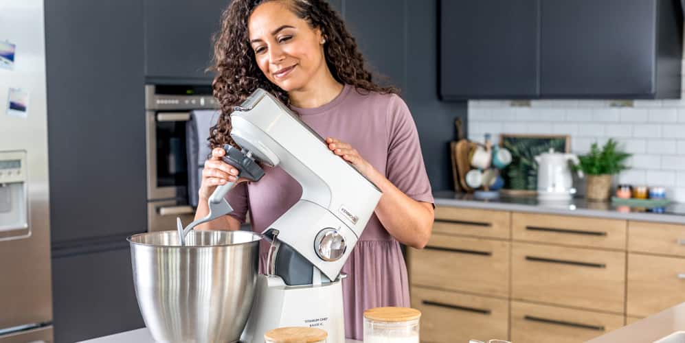 /medias/KW-Article-Easy-vegan-sweet-treats-1.jpg?context=bWFzdGVyfHJvb3R8MjIxNjAxfGltYWdlL2pwZWd8YURVMEwyZ3hZUzh4TkRFMU5EWTNOemswTkRNMU1DOUxWeUJCY25ScFkyeGxYMFZoYzNrZ2RtVm5ZVzRnYzNkbFpYUWdkSEpsWVhSelh6RXVhbkJufDA0ZTU4ZDViYzViYTIyNDRkNDU2MDlhNzQ1NGNjZTM1YmY3ODYzNmUzMzcyYzllYmJjYzBkMzM4ZmNhMGQ4N2Y