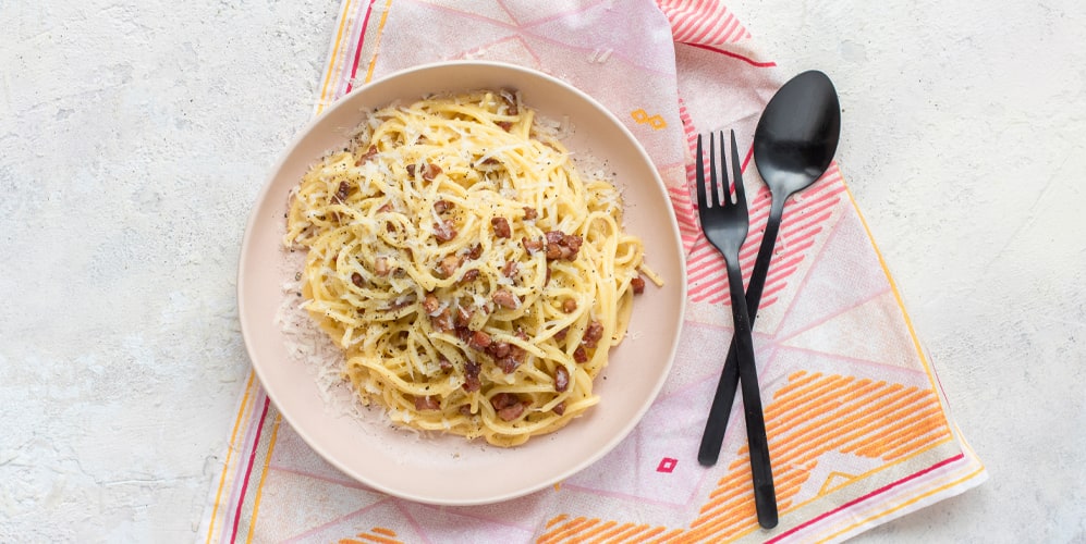 /medias/KW-Article-How-to-make-pasta-1.jpg?context=bWFzdGVyfHJvb3R8MzU4NTgyfGltYWdlL2pwZWd8YURrd0wyaGpNeTh4TXpJd01EYzBNalE0TVRrMU1DOUxWeUJCY25ScFkyeGxYMGh2ZHlCMGJ5QnRZV3RsSUhCaGMzUmhYekV1YW5CbnxlYjZjNGJhZGE4MzJlNTVhYTUzMDM2ZmFjMTdlNjFjNWYxMDQxODM1MGIyODhjNjQyNDE3ODNhOGYyYjdmOTNi