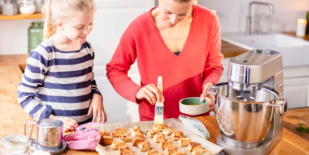 /medias/KW-Easy-cakes-with-kids-Desktop-1.jpg?context=bWFzdGVyfHJvb3R8NDYwNDUzfGltYWdlL2pwZWd8YUdJeEwyZzFNeTh4TXpFek1qQXdNRFkxTnpRek9DOUxWMTlGWVhONUlHTmhhMlZ6SUhkcGRHZ2dhMmxrYzE5RVpYTnJkRzl3WHpFdWFuQm58NjFjM2RjY2I3YjFjY2MxOWYyYjIxZmQxNjk4NTEyMmZjOWNlZWViMjI1Y2RlOThkN2ZlYmVkMGNkZmI2MWU1Nw