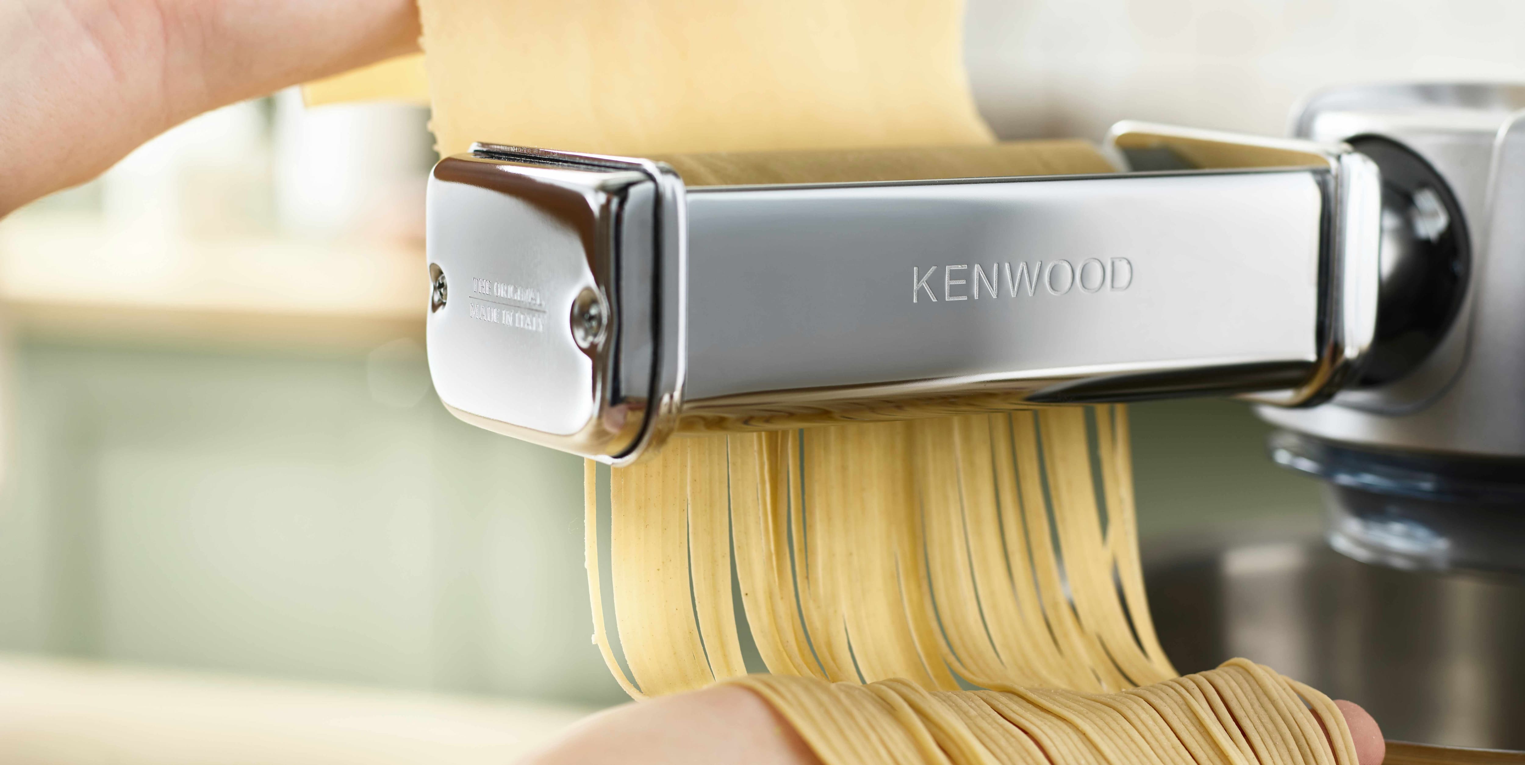 /medias/PASTA-CUTTER-12960KENWOOD-1994x1000.jpg?context=bWFzdGVyfHJvb3R8NTM0ODAwfGltYWdlL2pwZWd8YURObUwyZzFOeTgwTnpjMU5EQTNOakEyTVRjeU5pOVFRVk5VUVY5RFZWUlVSVkpmTVRJNU5qQkxSVTVYVDA5RVh6RTVPVFI0TVRBd01DNXFjR2N8Mzk4YmI1OGNiYzkxYzg3NzFiOGNhNWNhMTA5MjgxMWQ0YTE3YjhiZGNjNGYxNDJiNDI5MWJkMTA4N2VhMzgzYg
