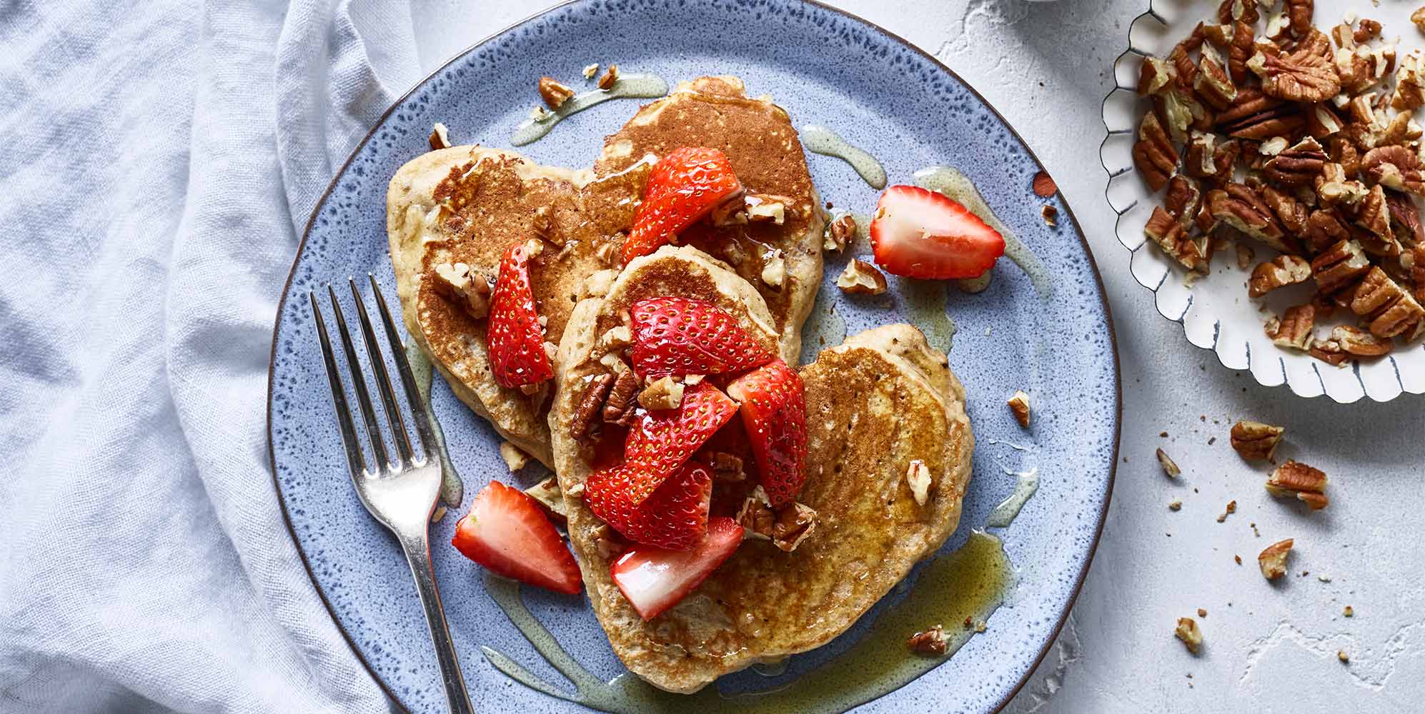 /medias/Pancakes-Finished-food-1-125381.jpg?context=bWFzdGVyfHJvb3R8MjMwNTY3fGltYWdlL2pwZWd8YUdNeUwyZzJOUzh4TlRVeU1qTTROamd3TkRjMk5pOVFZVzVqWVd0bGN5MUdhVzVwYzJobFpDMW1iMjlrTFRGZk1USTFNemd4TG1wd1p3fDBkODQwNjU0ZWM4YTVmZThlZDcxODJjNzA5MWNkZmJhZTdhZDU5YWI1YjVhNTc4MTU4YWRkODUwYTViOWQxYWM