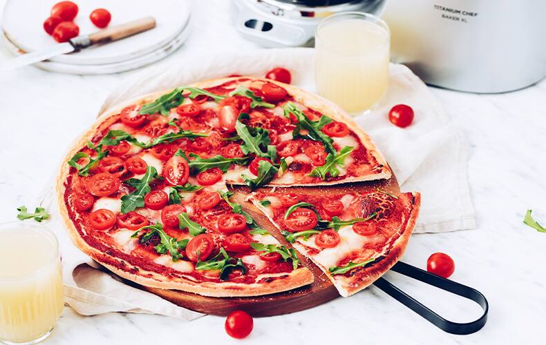 Pizza ze świeżymi pomidorami i rukolą_790x500px.jpg