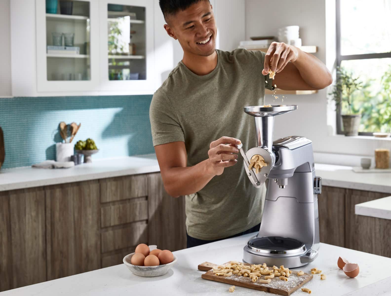/medias/STAND-MIXER-KVL85-PASTA-SHAPER.jpg?context=bWFzdGVyfHJvb3R8MjU1Mjc0fGltYWdlL2pwZWd8YUdVd0wyZ3laUzgwTnpjMU5EQTRPVGcxTnpBMU5DOVRWRUZPUkY5TlNWaEZVbDlMVmt3NE5WOVFRVk5VUVY5VFNFRlFSVkl1YW5Cbnw3NDgzZjAxMjg3ZDExM2FjNTNmMGE2ODg5Yjg2NjI3ODFkMTFmMTkyNzE3N2RmZDBjOGFkNGFmMjE1NjFlY2Rl
