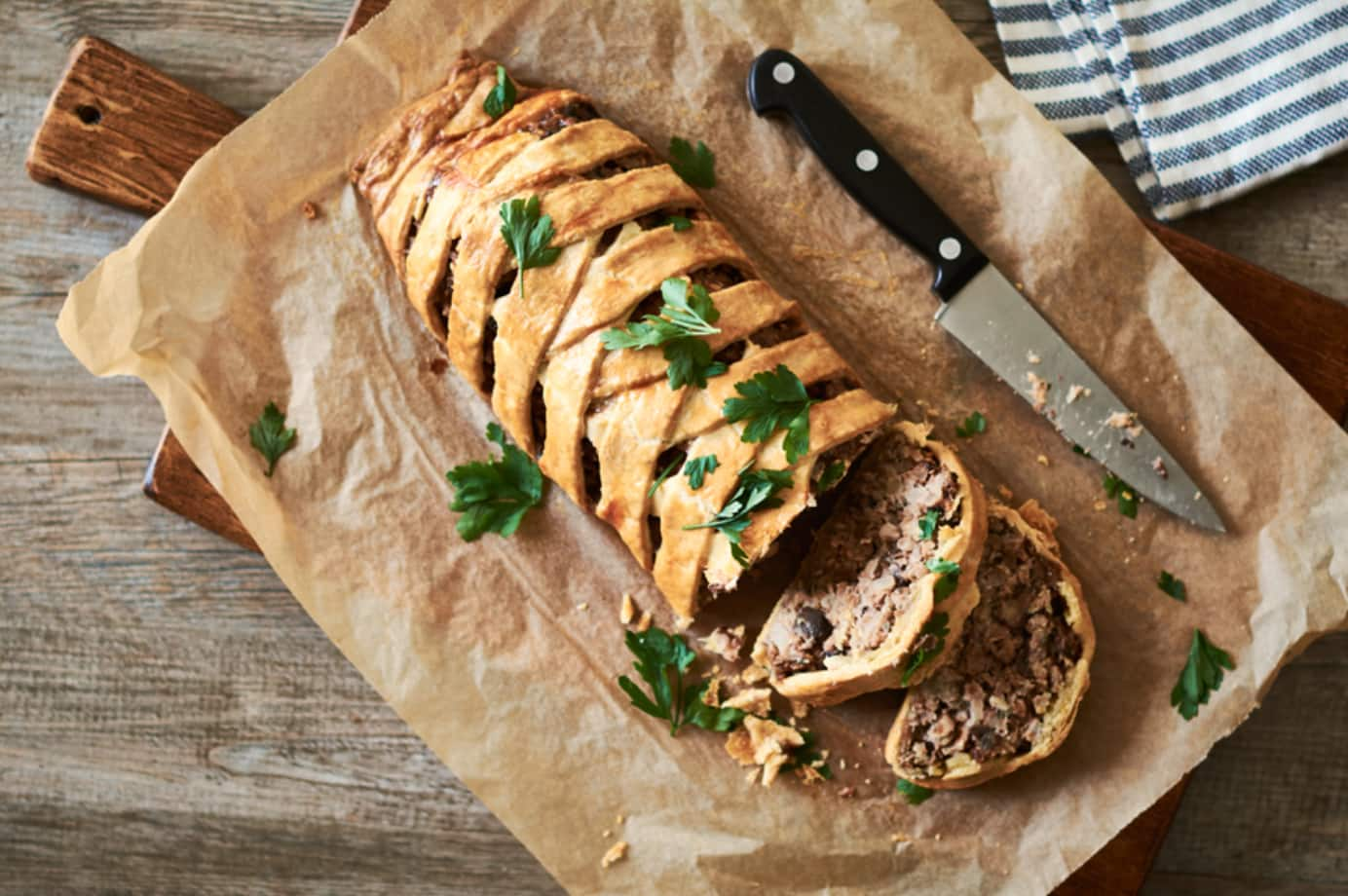 /medias/Vegetarian-Nut-Roast-Wellington.png?context=bWFzdGVyfHJvb3R8MjQxOTkwOHxpbWFnZS9wbmd8YURVekwyZ3lOeTh6TURNM01qSXlOelE0TVRZek1DOVdaV2RsZEdGeWFXRnVMVTUxZEMxU2IyRnpkQzFYWld4c2FXNW5kRzl1TG5CdVp3fDVhZDM5NTllYjk2NzEwNGY1ZTQ5MzE3OWU1MGZkMTI3MTI5NzRjMjQwYjczOWZkZmMwZTkzZGQ0YzFkZTQyODA