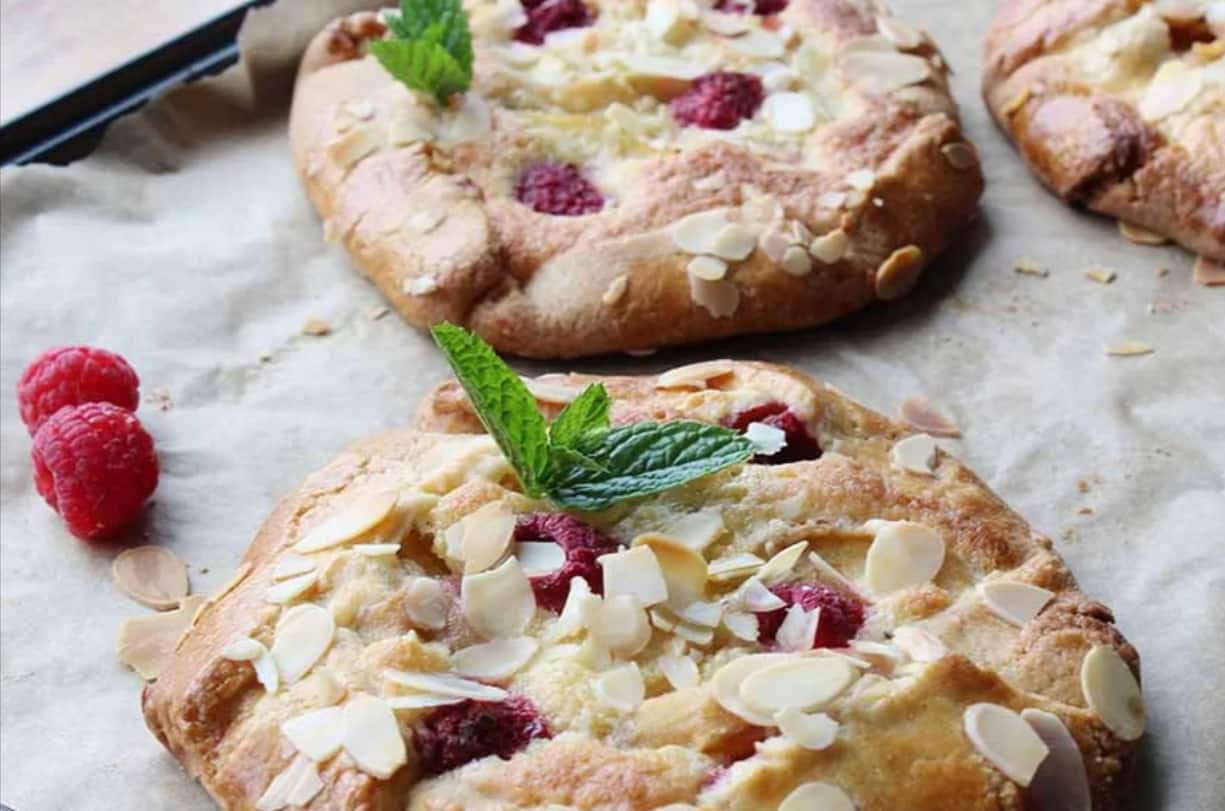 almond-raspberry-and-white-chocolate-galette.png
