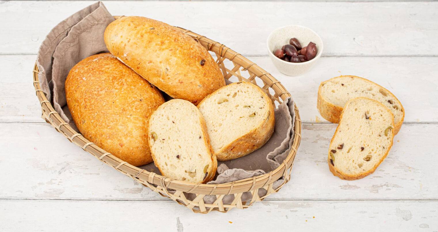 bread-with-cheese-and-olives.png