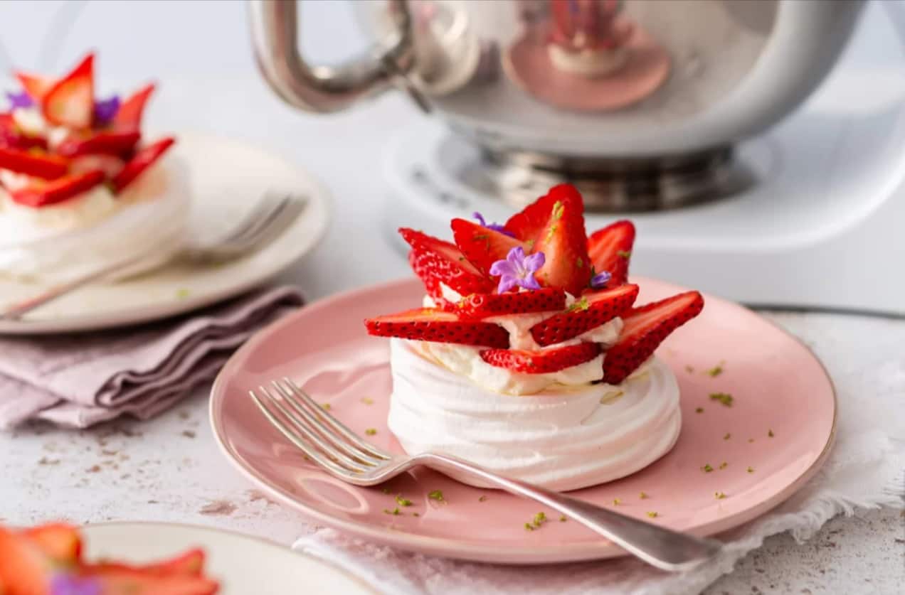 french-meringue-nests-with-strawberries.png