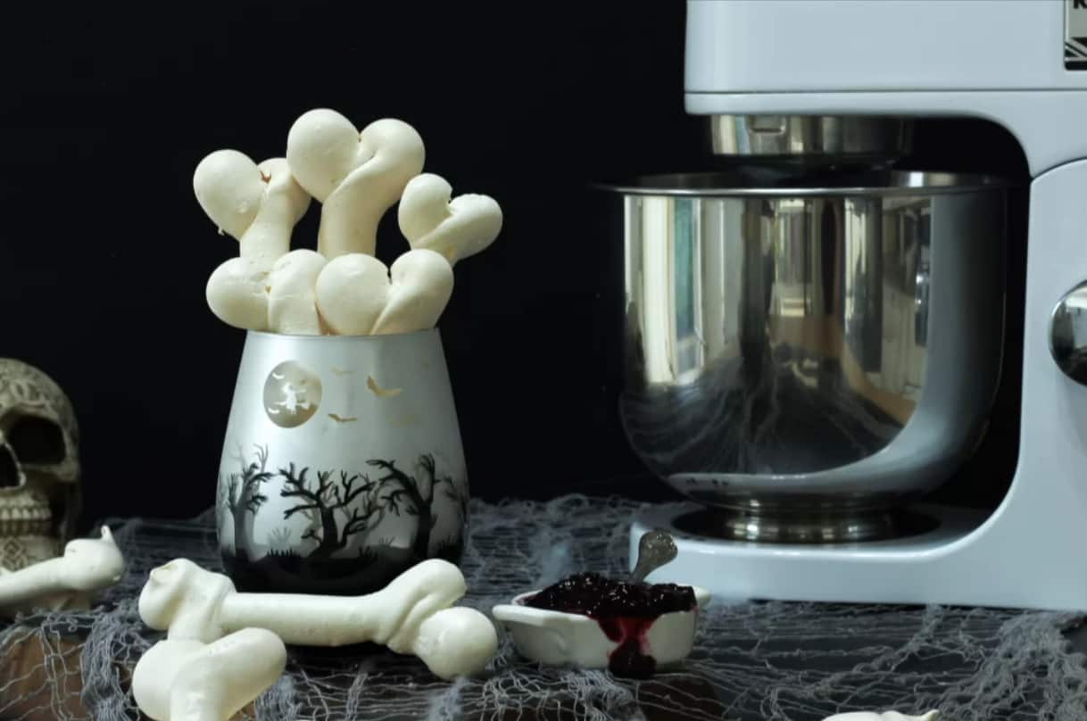 halloween-skeleton-meringue.png