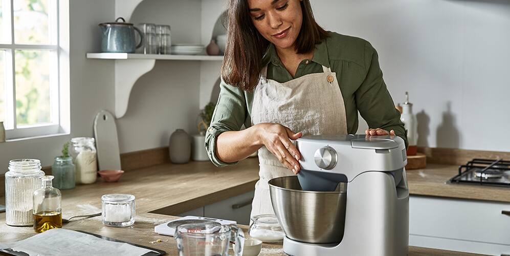 /medias/kenwood-Co-to-jest-planetarny-robot-kuchenny-i-jaki-wybra-tytulowa-997x500.jpg?context=bWFzdGVyfGltYWdlc3wzMTc4MTN8aW1hZ2UvanBlZ3xhRFk0TDJoallpODBPVEEyT0RNd09UQXlNRGN3TWk5clpXNTNiMjlrTFVOdkxYUnZMV3BsYzNRdGNHeGhibVYwWVhKdWVTQnliMkp2ZEMxcmRXTm9aVzV1ZVMxcExXcGhhMmt0ZDNsaWNtSEVoeTEwZVhSMWJHOTNZUzA1T1RkNE5UQXdMbXB3Wnd8NTFmOWU3ZTE2MDBiNDkyMzdlYTU5MjdlNmY1OGFkZTZmYmFiYmM4MTgzNDAwYzVmNGVjOTgxNjFjMWMxZDY5MA