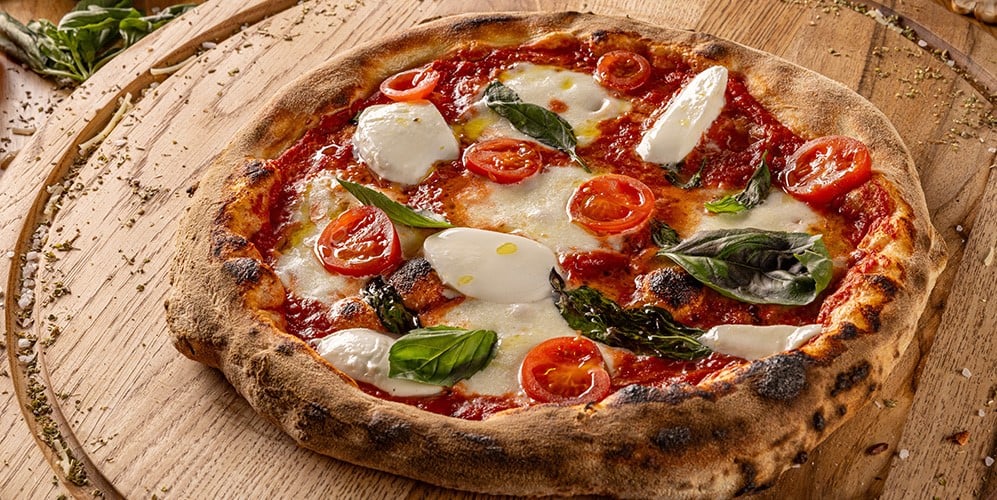 Domowa pizza z pomidorami i mozzarellą - tytułowa.
