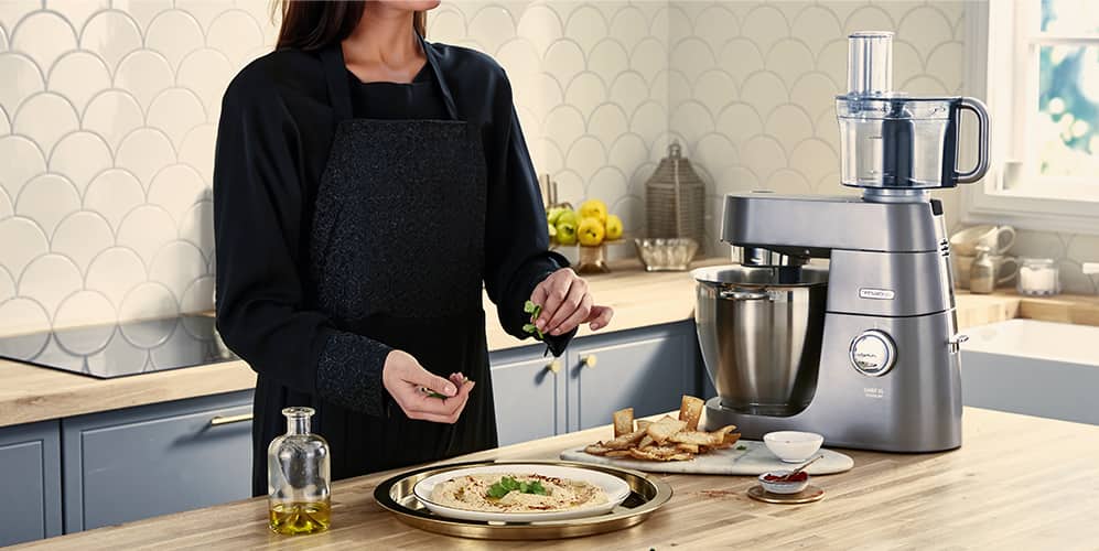 Kobieta przygotowująca hummus i robot planetarny Kenwood Chef XL Titanium - tytułowa.