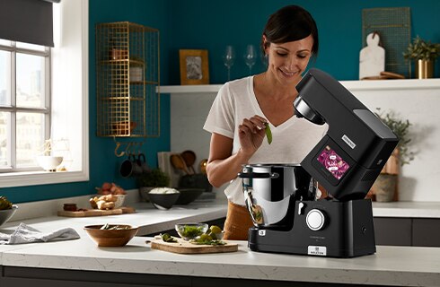 Kobieta gotująca za pomocą robota planetarnego Kenwood