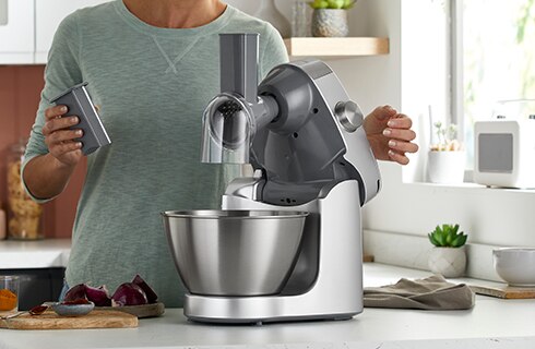 Robot kuchenny Kenwood z maszynką do mielenia mięsa stojący na blacie w kuchni