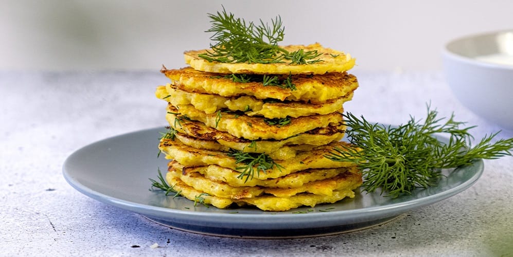 /medias/kenwood-placki-ziemniaczane-tytulowa-997x500-te-dobre.jpg?context=bWFzdGVyfGltYWdlc3wyMDQyNzB8aW1hZ2UvanBlZ3xhR0k1TDJneE55ODJNakV5TWpBNE9EVXlPVGsxTUM5clpXNTNiMjlrTFhCc1lXTnJhUzE2YVdWdGJtbGhZM3BoYm1VdGRIbDBkV3h2ZDJFdE9UazNlRFV3TUNCMFpTQmtiMkp5WlM1cWNHY3xhOTYyMzg1ZWZkNjQ0YWVlYjM0N2IyNWI2ZjQ2ZDE0NDViZDkxMDgyYTdhOTY1NWVlZmUyNTBhYjFhNDIwNTIx