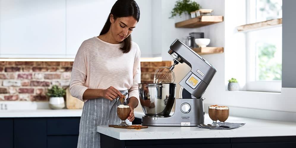 Kobieta dekorująca deser z robotem Kenwood Titanium Chef Patissier XL - tytułowa.