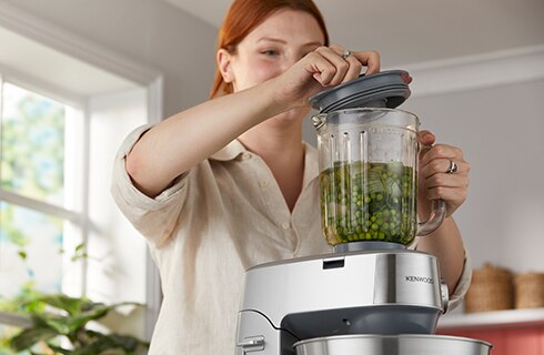 Kobieta korzystająca z przystawki blendera kielichowego