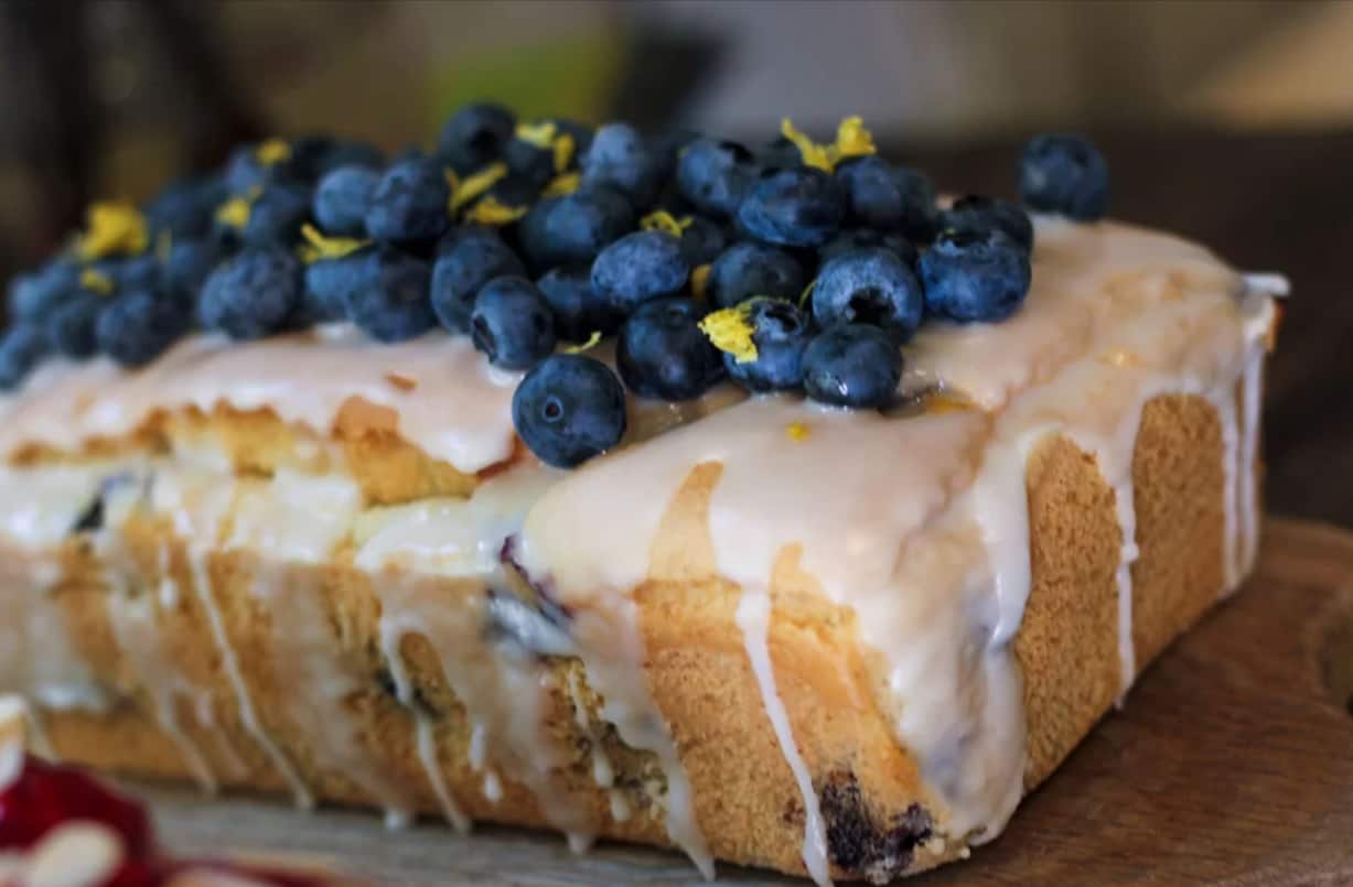 lemon-and-blueberry-drizzle.png
