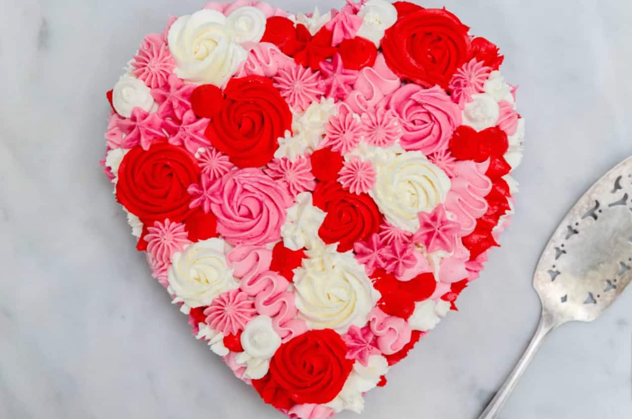 mothers-day-chocolate-box-heart-cake.png