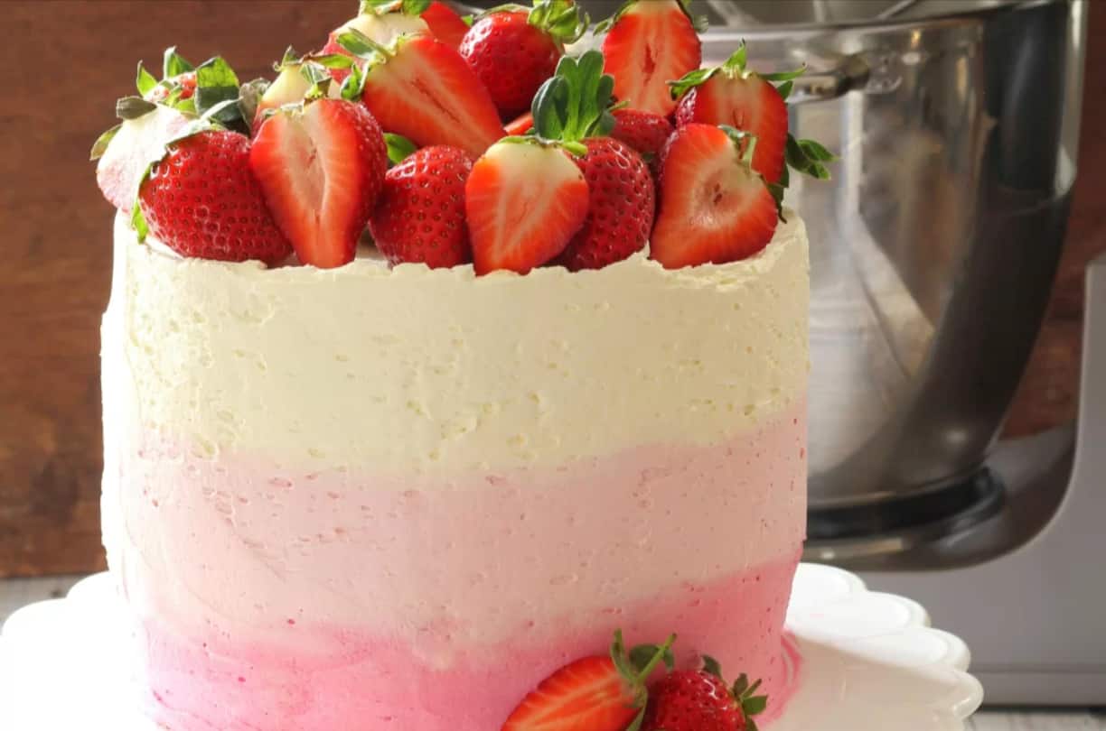 strawberry-and-cream-ombre-cake.png