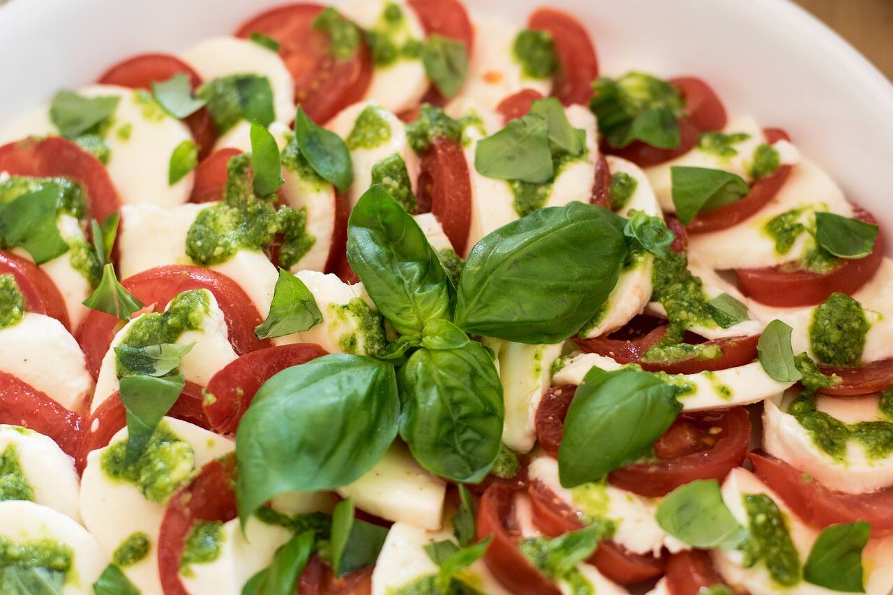 tomato-mozzarella-basil-salad.jpg