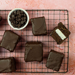 Chocolate and Vanilla Snack Cakes
