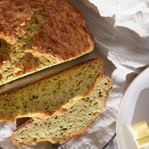 Pão de curgete e queijo cheddar