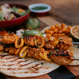 Snadná kuřecí shawarma s okurkovou raitou a pita chlebem